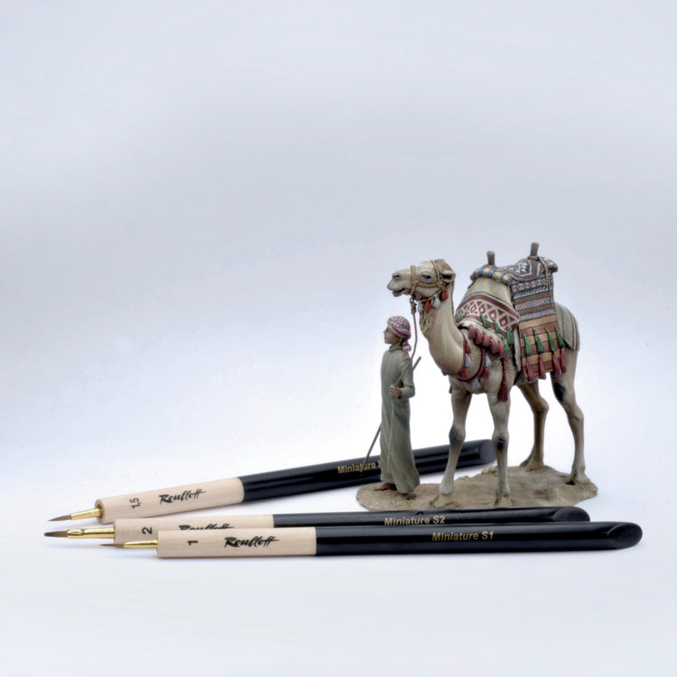 Paint brushes for miniatures